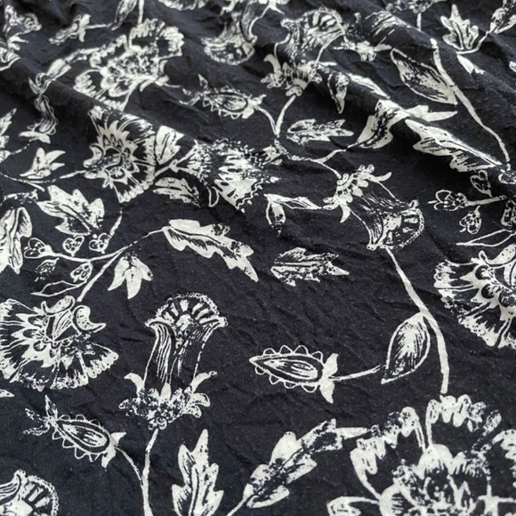 Daisy Fuentes Navy Blue and White Floral Sleeveless Top - Picture 5 of 12